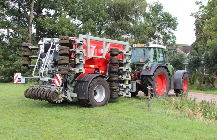 De 4,5 meter brede Novag heeft vier voorraadtanks en een zaaiafstand van 18,75 centimeter.