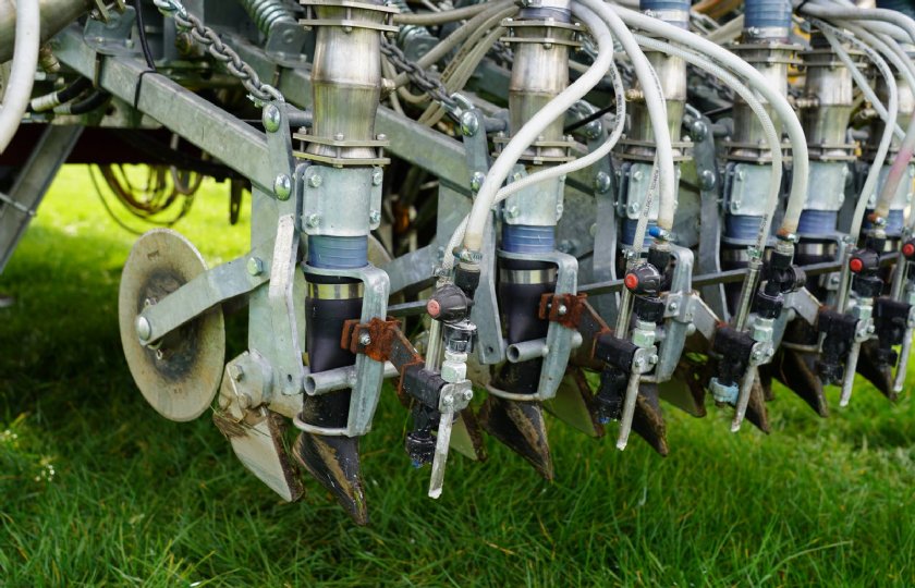 Per hectare is 500 liter krijtsuspensie nodig.